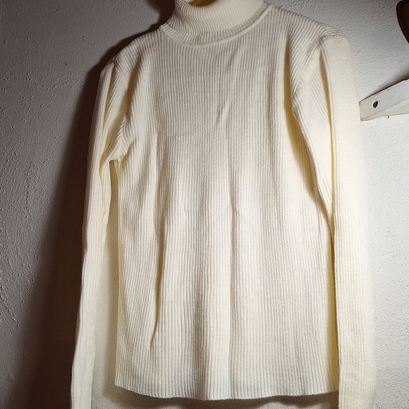 Adult size small value line beige turtle neck - Picture 5 of 6